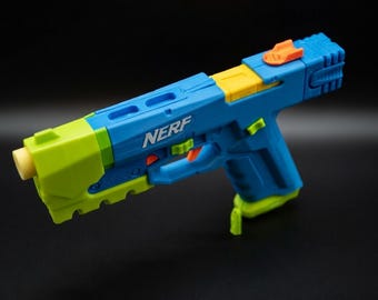 Cyberpunk 2077 Militech Smart Pistol Night City Prop Replica — Corpo Tech Sci-Fi Cosplay Fan Art Display — Gaming Collector Gift