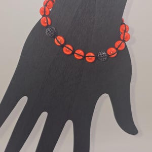 Bracelet de perles rouges fait main avec touches de noir, cordon réglable bijoux image 2