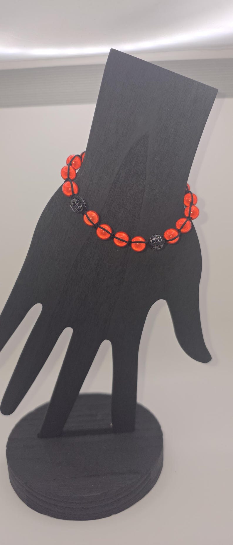 Bracelet de perles rouges fait main avec touches de noir, cordon réglable bijoux image 2