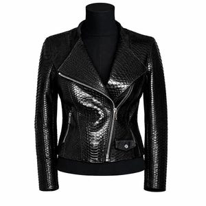 Op de afbeelding: Zwarte imitatie leren jas met een slangenleertextuur. De jas heeft een reverskraag, een asymmetrische ritssluiting en een klein zakje aan de voorkant. De mouwen zijn lang en de jas wordt gepresenteerd op een zwarte mannequin.