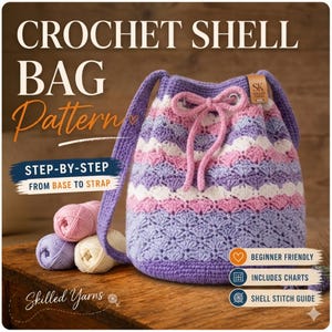 Op de afbeelding: Een haakpatroon voor een schelptas met de tekst "CROCHET SHELL BAG Pattern". De tas heeft een emmermodel met een trekkoordsluiting en een band. Het heeft een schelpsteekontwerp in tinten paars, roze en wit. De afbeelding bevat ook bollen garen.