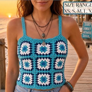 Puede incluir: Una camiseta de tirantes de ganchillo con cuello cuadrado, compuesta por varios cuadrados de la abuela en tonos turquesa, blanco y azul oscuro. La prenda incluye un texto en la esquina superior derecha que dice: SIZE RANGE: XS, S, M, L, XL.