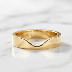 ソリッドゴールドの曲線的な結婚指輪、婚約指輪用の重ね付けできるシャドウリング、ミニマルなカーブの結婚指輪、重ね付けできるフラッシュフィットのゴールドバンド