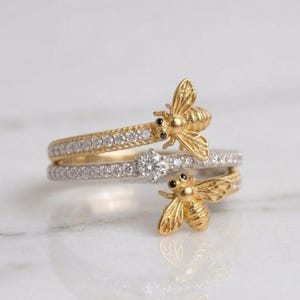 Anel de Noivado Abelha, Aliança de Casamento em Ouro 14K com Abelha, Anel de Noivado Inspirado na Natureza, Anel com Moissanita de Corte Redondo, Presente Perfeito para Quem Ama Abelhas