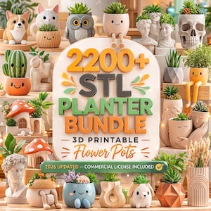 Op de afbeelding: Een verzameling 3D-geprinte bloempotten met diverse ontwerpen, waaronder dieren en karakters. De afbeelding toont een bord met de tekst "2200+ STL Planter Bundle - 3D Printable Flower Pots".