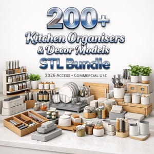 Pode incluir: Uma coleção de organizadores e modelos de decoração de cozinha, incluindo porta-especiarias, porta-utensílios e recipientes de armazenamento. A imagem apresenta vários itens, como pratos, potes e tábuas de corte, todos dispostos em uma bancada. O texto diz "200+ Kitchen Organisers & Decor Models STL Bundle".