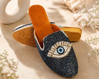 Handgefertigte graue Pantoletten mit Perlenbesatz und bösem Blick, Boho-Sandalen ohne Fersenriemen (Nazar-Amulett)