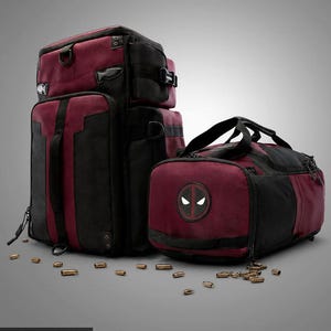 Puede incluir: Un conjunto de mochila y bolsa de deporte 3 en 1 en color granate y negro. Las bolsas presentan un parche con el logotipo de Deadpool en el lateral, múltiples compartimentos con cremallera, correas ajustables y anillas en D de metal. Hay casquillos.