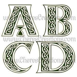以下が含まれることがあります： 緑と白の配色で描かれた、A、B、C、Dの4つのケルト結び目の文字。文字は黒で縁取られており、装飾的な結び目のパターンが施されています。