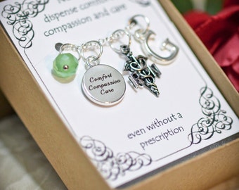 Gepersonaliseerde verpleegster ketting met geboortesteen en initiaal - RN2 - gepersonaliseerde verpleegster cadeau - RN Caduceus charme - RN Caduceus ketting - verpleegster