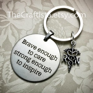 BEC, Personalisierter Krankenschwester Schlüsselanhänger mit Initial Charm, Krankenschwester Geschenke, Stethoskop, Caduceus Charm, RN Charm, Krankenschwester Schlüsselring, Brave Enough to Care