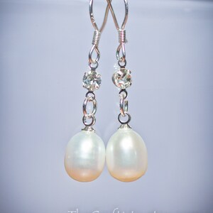 White Egg-shaped Pearl Bridesmaid Earrings -- Authentic White Freshwater Pearl Earrings -- Bridesmaid Earrings -- Bridesmaid Gift