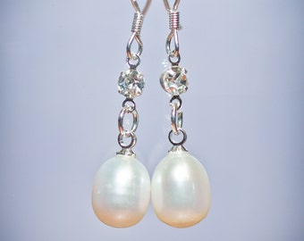 White Egg-shaped Pearl Bridesmaid Earrings -- Authentic White Freshwater Pearl Earrings -- Bridesmaid Earrings -- Bridesmaid Gift