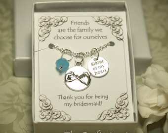 Peut inclure: Un collier en argent avec un pendentif qui dit "Sœur de mon cœur" et un pendentif avec deux mains faisant une promesse au petit doigt. Le collier est dans une boîte blanche avec une carte qui dit "Les amis sont la famille que nous choisissons pour nous-mêmes. Merci d'être ma demoiselle d'honneur !"