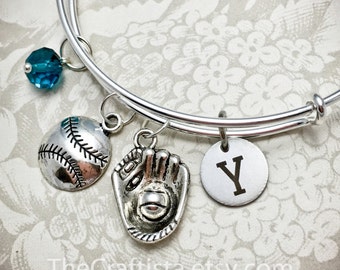 SBB, Softbal Bangle, Gepersonaliseerde Softball Bangle w / Birthstone & Initial, Softball Charm, Softball Armband, Handschoen Charm, Handschoen Bangle