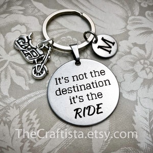 Personalisierter Motorrad Schlüsselanhänger, Biker Geschenk, Motorrad Charm, Großer Fahrrad Schlüsselanhänger, Geschenk für Motorradfahrer, IND, It es Not The Destination