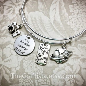 TV, Nicht alle, die wandern, sind verlorener Armreif, Reisende Armreif, Reisende Armband, Wanderlust Geschenk, Geschenke für Reisende, Verstellbarer Armreif