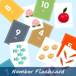 K&ouml;nnte beinhalten: Eine Sammlung von Lernkarten mit den Zahlen 4, 5, 8, 9 und 10 sowie Illustrationen von zwei Pfirsichen, einem roten Apfel, sieben t&uuml;rkisfarbenen Fischen, vier Kartoffeln und drei orangefarbenen Karotten, alle mit einfachen, freundlichen Gesichtern.