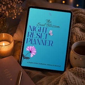 Op de afbeelding: Een digitale tablet met een blauwe omslag getiteld The Soul Blossom NIGHT RESET PLANNER met een vlinder- en bloemafbeelding. De tekst luidt 14 Nights of Rest, Reflection, Release & Renewal. Het scherm bevat een klein logo in het midden bovenaan.