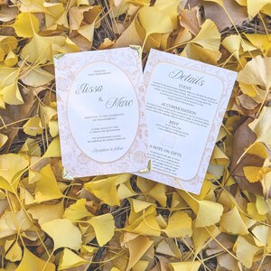 Puede incluir: Dos tarjetas de invitación de boda rectangulares con un borde floral rosa pálido y detalles dorados en las esquinas. El texto incluye los nombres Elissa y Marc, detalles del evento, información de alojamiento, instrucciones RSVP y una nota sobre regalos.