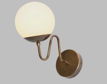 Handgefertigte Wandleuchte aus Messing, Opal-Kugellampe, Beleuchtung mit antiker Patina