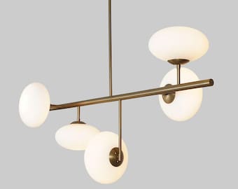 Mosiężny żyrandol w stylu Mid Century Modern – owalna szklana lampa w kształcie kuli, nowoczesna oprawa sufitowa, eleganckie oświetlenie