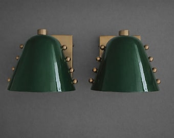 Wandleuchte im Mid-Century-Stil, grüne Metall-Wandleuchte, Lampe mit Messingdetails, moderne Vintage-Beleuchtung