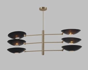 Kronleuchter im Mid-Century-Modern-Stil aus Schwarz und Messing, mehrstufige Pendelleuchte mit schalenförmigem Schirm, skulpturale Esszimmerleuchte