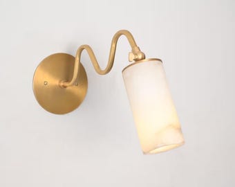 Handgefertigte Wandleuchte aus Messing und Alabaster, moderne Zickzack-Akzentlampe