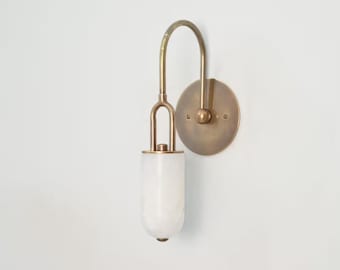 Zeitgenössische Messingwandleuchte, Alabasterstein-Wandlampe, elegante Schlafzimmerbeleuchtung, moderne Badezimmerwandleuchte