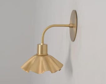 Wandleuchte aus Messing, geschwungener Schirm im Mid-Century-Modern-Stil, goldene Wandleuchte, Nachttischlampe