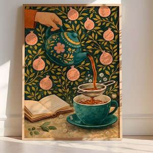 Può includere: Una stampa artistica incorniciata raffigura una teiera turchese che versa tè in una tazza turchese. Lo sfondo presenta un motivo di melograni e foglie. Un libro aperto e foglie sono in primo piano. L'opera d'arte ha un tema vintage e botanico.