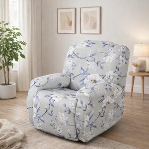 Könnte beinhalten: Ein hellgrauer Relaxsesselbezug mit floralem Muster. Das Muster zeigt große weiße Blüten, blaue Blätter und Stiele. Der Bezug ist für einen Standard-Relaxsessel konzipiert und schützt ihn vor Abnutzung.