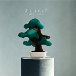 Moderne Bonsai-Skulptur aus Leder – Nubuk-Pop-Art-Dekor, handgefertigtes japanisches Wabi-Sabi-Objekt, einzigartiges Wohnaccessoire