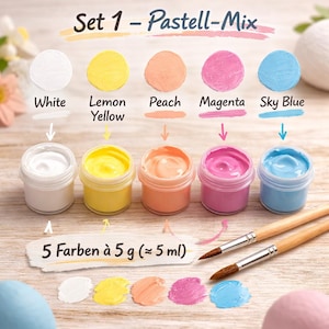 Pode incluir: Um conjunto de cinco tintas pastel em pequenos potes: branco, amarelo limão, pêssego, magenta e azul celeste. O texto "Set 1 - Pastell-Mix" está no topo. O texto "5 Farben à 5 g (≈ 5 ml)" está na parte inferior. Pincéis também são visíveis.