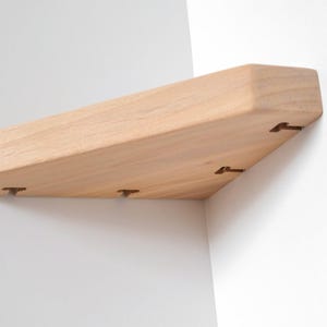 Puede incluir: Un letrero de madera r&uacute;stica con el texto "Welcome to our home" en letras blancas. El letrero presenta un acabado envejecido y un dise&ntilde;o simple y acogedor, perfecto para la decoraci&oacute;n de la entrada.