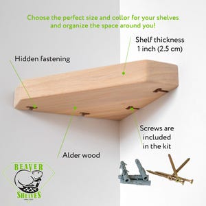Puede incluir: Una estanter&iacute;a de madera de aliso de color claro con fijaciones ocultas. La estanter&iacute;a tiene 2,5 cm de grosor y viene con tornillos para la instalaci&oacute;n. La imagen tambi&eacute;n incluye el logotipo de Beaver Shelves y el texto: "&iexcl;Elige el tama&ntilde;o y el color perfectos para tus estanter&iacute;as y organiza el espacio que te rodea!"