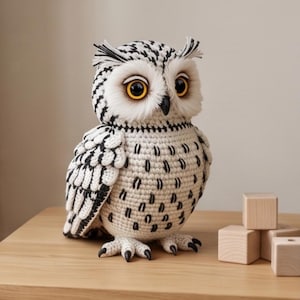 Pode incluir: Uma figura de coruja feita à mão em crochê com detalhes em fio branco e preto, grandes olhos cor de âmbar e garras pretas. A coruja tem uma aparência texturizada e costurada com padrões complexos nas asas e no corpo, em pé.