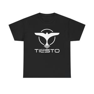 Może przedstawiać: Czarny t-shirt z krótkim rękawem z białym nadrukiem graficznym na klatce piersiowej. Wzór składa się ze stylizowanej sylwetki ptaka zamkniętej w okręgu, umieszczonej nad napisem TIESTO wykonanym nowoczesnym, bezszeryfowym krojem pisma.