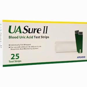 Puede incluir: Una caja de tiras reactivas de ácido úrico en sangre UA Sure II. La caja es blanca con detalles verdes y amarillos. El texto "UA Sure II" está en letras verdes grandes. La caja contiene 25 tiras reactivas, envueltas individualmente.