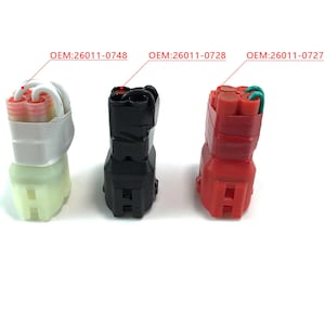 Puede incluir: Tres conectores eléctricos en blanco, negro y rojo. El conector blanco tiene cables rosas y blancos, el conector negro tiene cables negros y el conector rojo tiene cables rojos y verdes. Cada conector tiene un número OEM diferente.