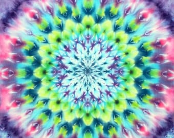 Pavo real de la quietud, tapiz mandala Shibori sagrado de esmeralda y violeta, textil psicodélico para meditación, pieza única de arte textil.