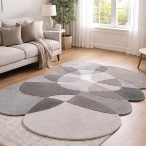 Tappeto moderno astratto con cerchi sovrapposti, tappeto geometrico grigio neutro, tappeto scultoreo a strati, elemento d'arredo minimalista e contemporaneo
