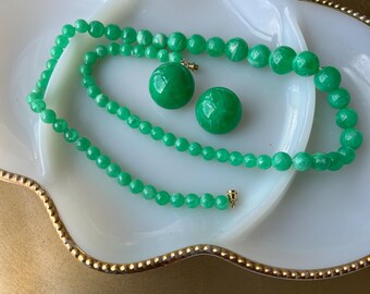 Vintage 1960s Hong Kong Green Swirl Bead Jewelry Set Graduated Lucite Plastic Necklace with Clip On Button Earrings