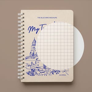 Könnte beinhalten: Ein beige Spiralnotizbuch mit blauen Illustrationen einer Stadtlandschaft und dem Text "My T". Die Seiten des Notizbuchs sind sichtbar und zeigen ein Rastermuster. Der Text "THE BLUE BIRD MOCKUPS" befindet sich oben.