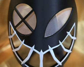 Máscara de cosplay de demonio gótico impresa en 3D con ojos de malla y sonrisa espeluznante.