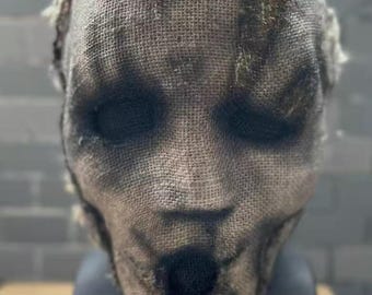 Máscara de arpillera espeluznante y desgastada, accesorio de cosplay de terror hecho a mano, pieza de colección gótica macabra.
