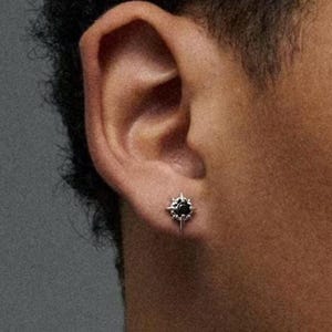 Pendientes de plata de ley con forma de estrella, joyería de estilo punk oscuro y moderno, pendientes unisex con piedras preciosas blancas y negras, accesorios góticos de estilo urbano vanguardista.