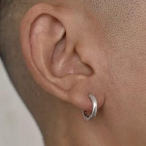 Modne, minimalistyczne kolczyki koła, kolczyki huggie ze srebra próby 925, proste małe kolczyki koła typu unisex, modna biżuteria do uszu w stylu ulicznym.