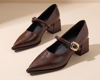 Sapato feminino Mary Jane de verniz preto com salto bloco e bico fino com tira.